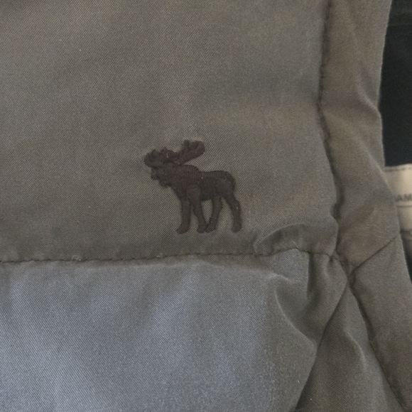 Abercrombie & Fitch Women’s Puffer Vest - Gray - Picture 5 of 8